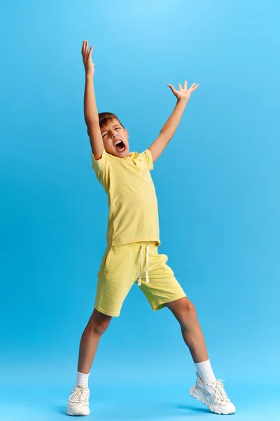 Plná Délka Veselého Chlapečka Dítě Neformálním Oblečení Pózující Zpívající Tančící — Stock fotografie