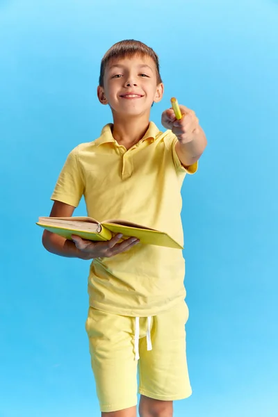 Menino Criança Roupas Amarelas Casuais Colocando Pensamentos Desenhos Caderno Contra — Fotografia de Stock