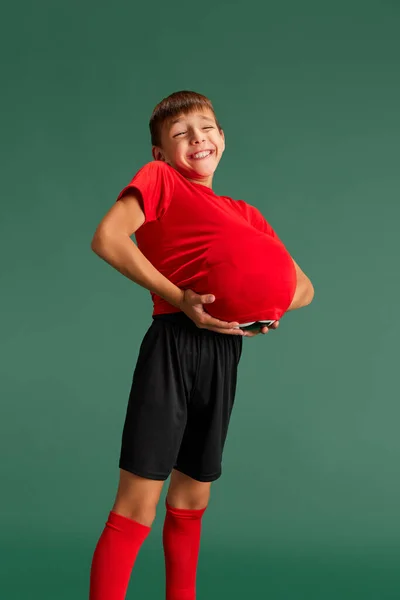 Leende Glad Liten Pojke Barn Sportkläder Håller Bollen Shirt Mot — Stockfoto