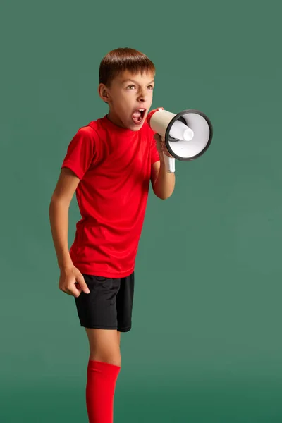 Kleiner Junge Kind Sportkleidung Das Emotional Megafon Vor Grünem Studiohintergrund — Stockfoto