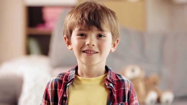 Kleiner Emotionaler Junge Kind Das Unterschiedliche Gefühle Zeigt Emotionales Kind — Stockvideo