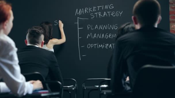 Business Woman Schrijven Blackboard Marketing Business Tools Componenten Ontmoeting Met — Stockvideo