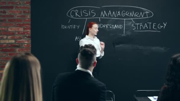 Jovem Empregada Escrever Sobre Plano Gestão Crises Encontro Com Colegas — Vídeo de Stock
