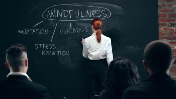 心神不宁年轻女人在黑板上写有关专心的提示 教育和心理 与同事的商务会议 业务概念 集思广益 — 图库视频影像
