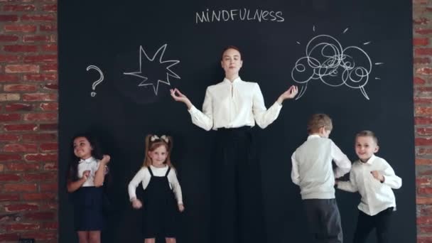 Achtsamkeit Eine Junge Frau Festlicher Kleidung Steht Mit Kleinen Kindern — Stockvideo