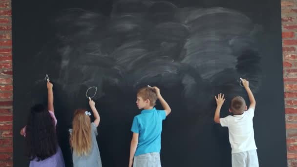 小男孩和女孩 孩子们在黑板上画画 一起度过时光 学习和心理学的概念 — 图库视频影像