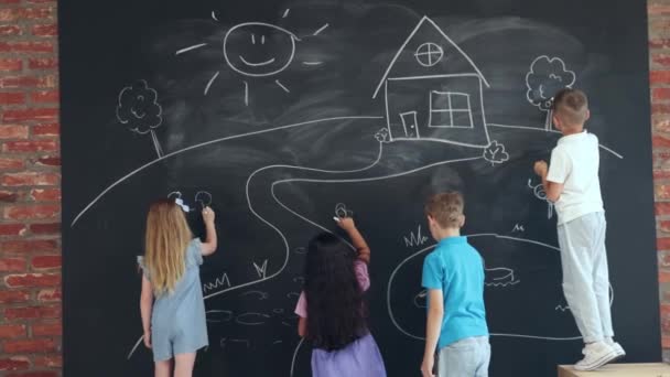 Маленькие Мальчики Девочки Дети Рисуют Доске Проводят Время Вместе Учатся — стоковое видео
