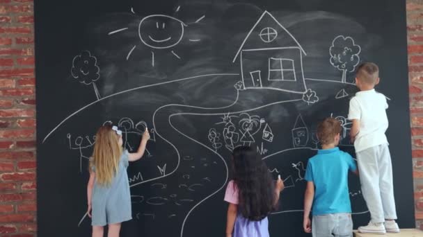 Kleine Jungen Und Mädchen Kinder Die Der Tafel Zeichnen Zeit — Stockvideo