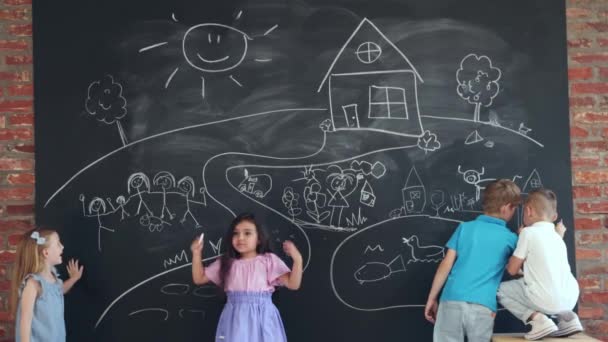 Μικρά Αγόρια Και Κορίτσια Παιδιά Ζωγραφίζουν Στον Μαυροπίνακα Περνούν Χρόνο — Αρχείο Βίντεο
