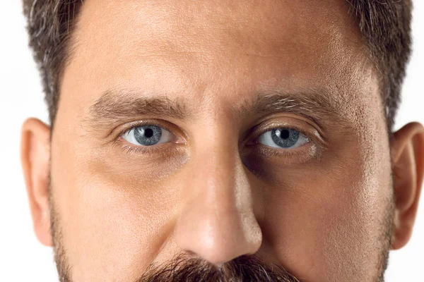 Przycięty Obraz Męskiej Twarzy Niebieskimi Oczami Patrzącymi Kamerę Białym Tle — Zdjęcie stockowe