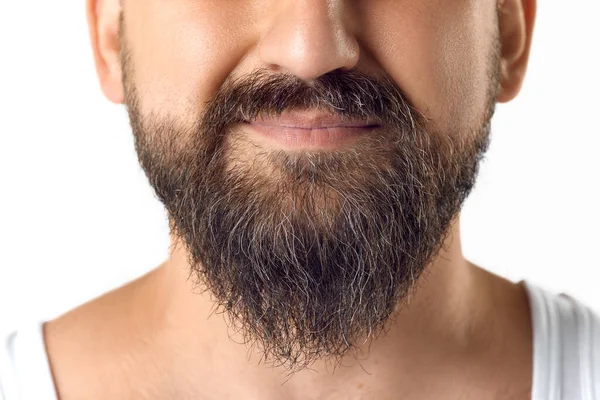 男性の顔のクロップされたイメージ 白いスタジオの背景に対するひげ ひげの世話をする メンズビューティー スキンケア 化粧品 ウェルネスのコンセプト Adのためのスペースをコピーする — ストック写真