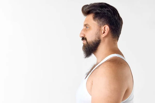 ハンサムで 成熟した 笑顔で 白いスタジオの背景にまっすぐ見えるシングルレットのひげ付き男の側面のビュー メンズビューティー スキンケア 化粧品 ウェルネスのコンセプト Adのためのスペースをコピーする — ストック写真