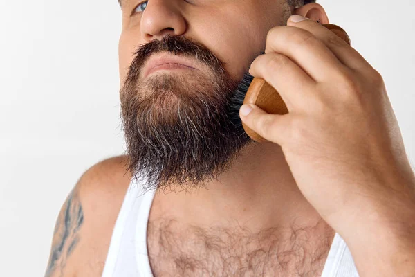 男性の顔のクロップされたイメージ 白いスタジオの背景に対して特別なブラシでひげの後に世話をする男 メンズビューティー スキンケア 化粧品 ウェルネスのコンセプト Adのためのスペースをコピーする — ストック写真