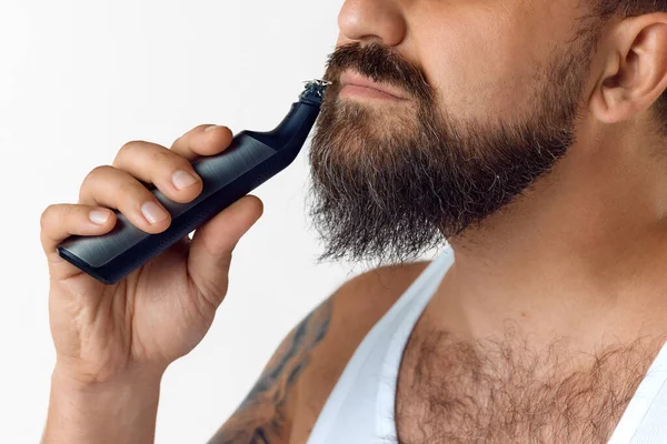 剪下的形象是男人在刮胡子后带着剃须刀面对着白色的工作室背景 男性美感 皮肤护理 健康和健康的概念 广告的复制空间 — 图库照片