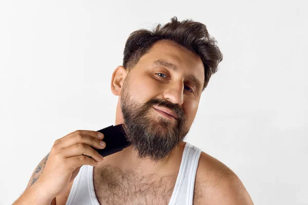 Delicioso Homem Maduro Cuidando Após Barba Barbeando Com Barbeador Contra — Fotografia de Stock