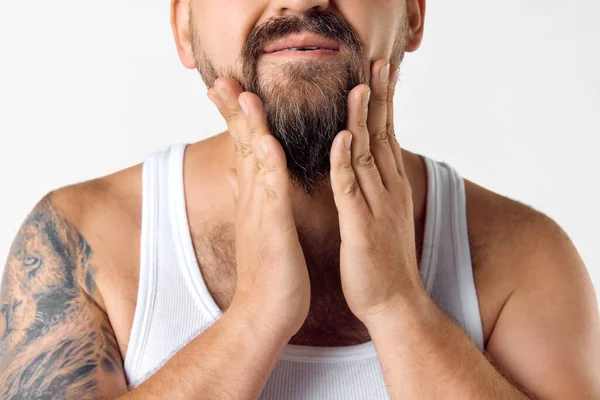 化粧品のひげ ワックス 白い背景に油を塗った後に世話をする男性のクロップされたイメージ メンズビューティー スキンケア 化粧品 ウェルネスのコンセプト Adのためのスペースをコピーする — ストック写真