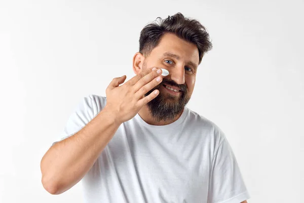 Bearded Smiling Mature Man Taking Care Skin Moisturizing Face Cream — Stock Photo, Image