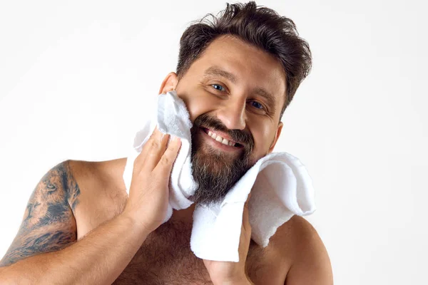 Portret Przystojnego Uśmiechniętego Brodatego Mężczyzny Ręcznikiem Ramieniu Myjącego Twarz Białym — Zdjęcie stockowe