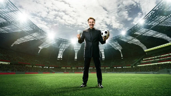 成功した賭博活動を祝うスーツの男 3Dレンダリングアリーナでサッカーボールとお金と立って スポーツ ファン 賭け金 ギャンブル ブックメーカーのコンセプト — ストック写真
