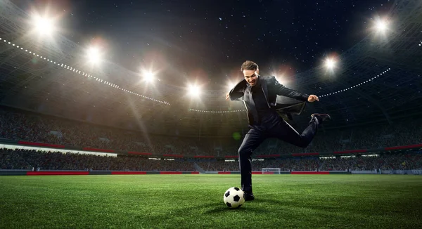 フラッシュライト付きの3Dアリーナでサッカーボールを打つ感情的なビジネスマン 試合中にお金を稼ぐこと スポーツ ファン 賭け金 ギャンブル ブックメーカーのコンセプト — ストック写真