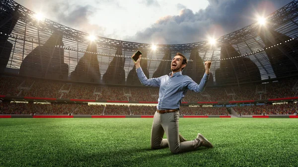サッカー場でひざまずいて 携帯電話を持って お金の勝利を祝う男 成功した賭け 3Dレンダリング スポーツ ファン 賭け金 ギャンブル ブックメーカーのコンセプト — ストック写真