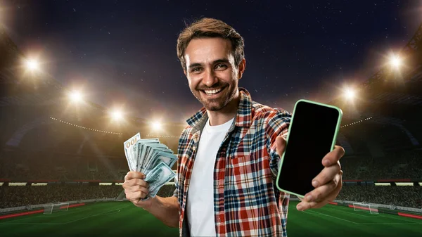 携帯電話のスクリーンを示す幸せで興奮したビジネスマン ラッキーな男がサッカーの賭けでお金を勝ち取った 3Dアリーナの背景 スポーツ ファン 賭け金 ギャンブル ブックメーカーのコンセプト — ストック写真