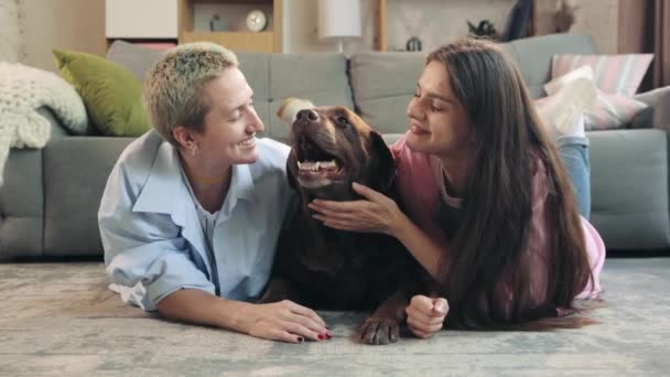 Femmes Adorables Détendues Couple Aimant Couché Sur Sol Maison Dans — Video