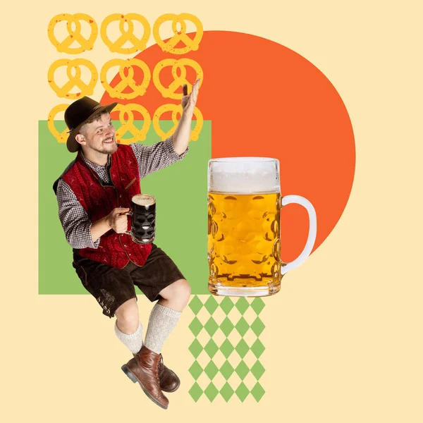 Lächelnder Gut Gelaunter Mann Feierlaune Der Bier Trinkt Und Alle — Stockfoto