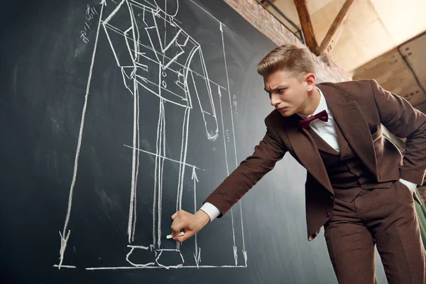 Konzentrierter Junger Mann Braunen Klassischen Anzug Modeschöpfer Zeichnet Zeichnungen Auf — Stockfoto