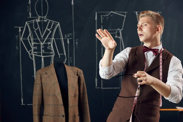 Молодой Человек Талантливый Модельер Внимательно Смотрит Визуализация Будущей Линии Одежды — стоковое фото