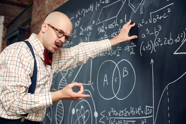 Молодой Человек Ученый Стоящий Доски Формулами Расчетами Думающий Считающий Математика — стоковое фото