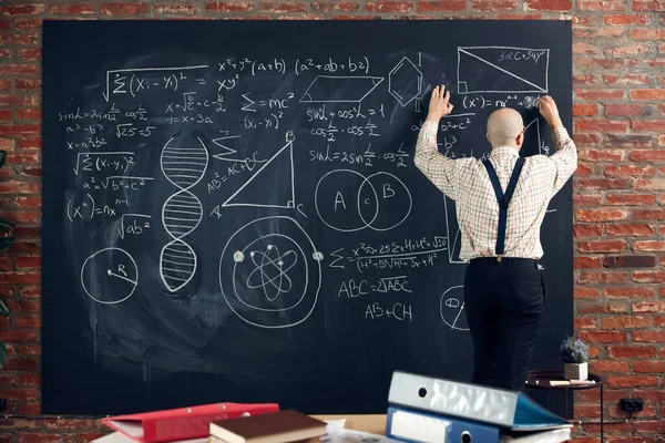 Молодой Человек Ученый Преподаватель Стоящий Доски Математикой Научными Формулами Делающий — стоковое фото