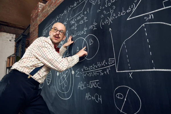 Эмоциональный Человек Профессор Ученый Стоящий Доски Научными Формулами Расчетами Математика — стоковое фото