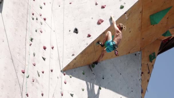 Sportlicher Junger Mann Jugendliche Kletterwand Kurzen Hosen Mit Schutzausrüstung Outdoor — Stockvideo