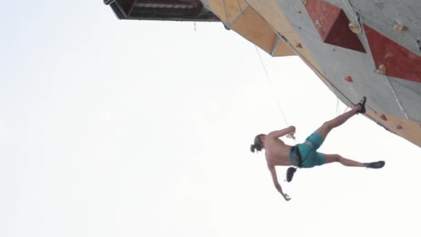 Атлетичный Сильный Рубашки Молодой Человек Тренируется Улице Спускается Вниз После — стоковое видео