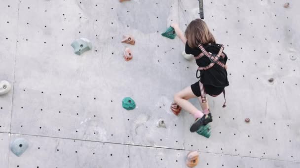 Девочка Ребенок Взбирается Вверх Искусственной Стене Камнем Обучение Открытом Воздухе — стоковое видео