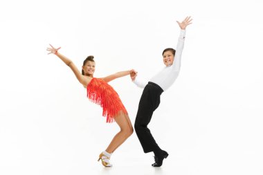 Yetenekli, sanatsal, duygusal çocuklar, beyaz stüdyo arka planında dans eden güzel sahne kostümlü kız ve erkek. Çocukluk kavramı, hobi, aktif yaşam tarzı, performans, sanat, moda