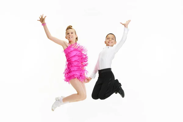 Skoku Umělecké Talentované Děti Chlapec Dívka Krásných Kostýmech Tančících Bílém — Stock fotografie
