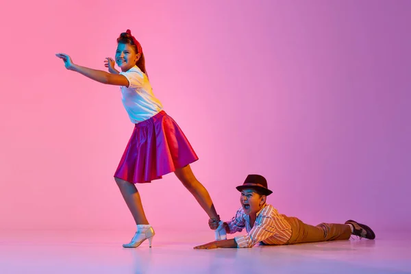 Vänskap Barn Gör Kreativ Dansföreställning Mot Rosa Studiobakgrund Neonljus Begreppet — Stockfoto