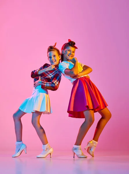 Güzel Şık Kızlar Eski Moda Elbiseli Çocuklar Neon Işıkta Pembe — Stok fotoğraf