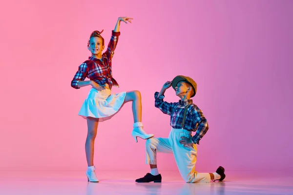 Barn Snygga Retro Kläder Gör Prestanda Dansa Mot Rosa Studio — Stockfoto