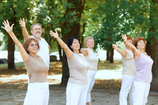 Grupo Personas Activas Ancianos Hombres Mujeres Entrenando Aire Libre Parque —  Fotos de Stock