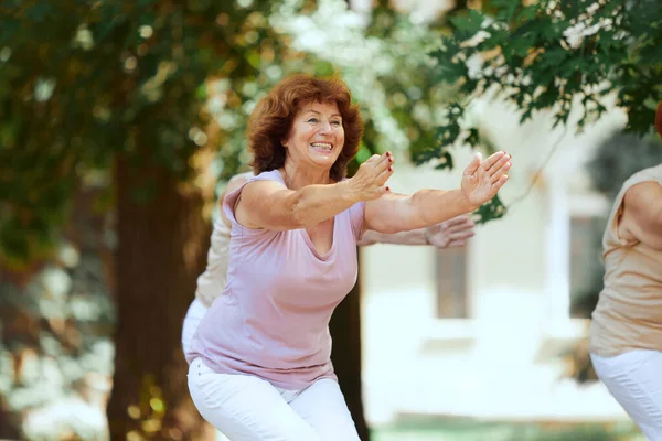 Ćwiczenia Równowagi Rozciągania Uśmiechnięta Starsza Pani Trenująca Świeżym Powietrzu Ćwicząca — Zdjęcie stockowe
