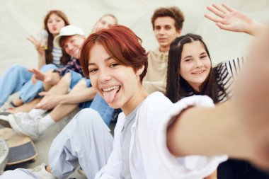Arkadaşlar, selfie çeken gençler, kaykay parkında buluşmalar ve aktif boş zaman. Mutluluk. Gençlik kültürü, spor, dinamik, aşırı, hobi, eylem ve hareket, arkadaşlık kavramı