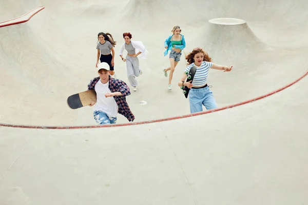 Gruppo Adolescenti Abiti Casual Ragazzo Ragazze Che Corrono Con Skate — Foto Stock