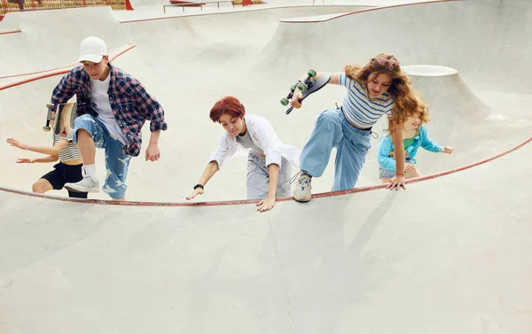 Group Teens Casual Clothes Boy Girls Running Skate Skateboard Ramp — Stock Photo, Image