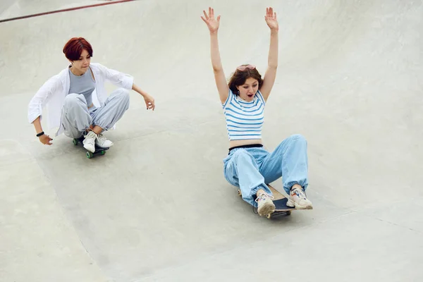 Happy Meninas Adolescentes Alegres Skate Parque Skate Divertindo Tempo Relaxado — Fotografia de Stock