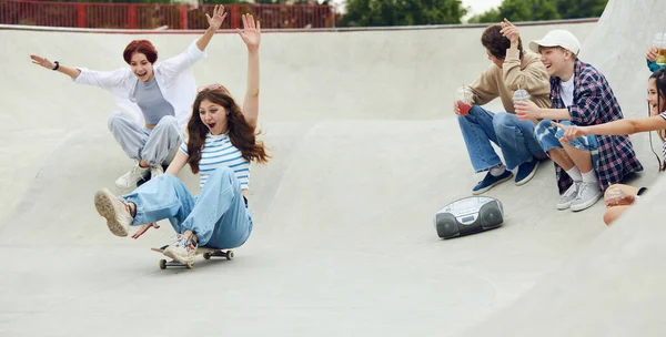 Chicas Adolescentes Felices Alegres Patinaje Parque Skate Divertirse Relajarse Con — Foto de Stock