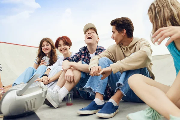 Positivo Adolescentes Relaxados Amigos Sentados Parque Skate Reunindo Divertindo Conversando — Fotografia de Stock