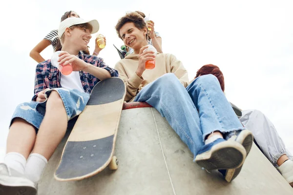 陽気で笑い ポジティブな友達 スケートパーク ランプ 話し合い 楽しくスケートボードをしている10代 ユースカルチャー スポーツ ダイナミック 極端な — ストック写真
